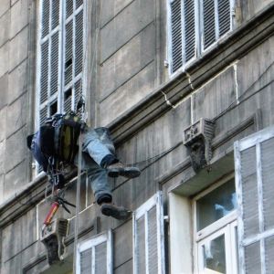 Reprise des joints de pierres d'un immeuble de ville vétuste à Manosque